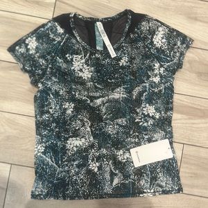NWT Lululemom seek the heat SS top. Size 8. Originally $68.
